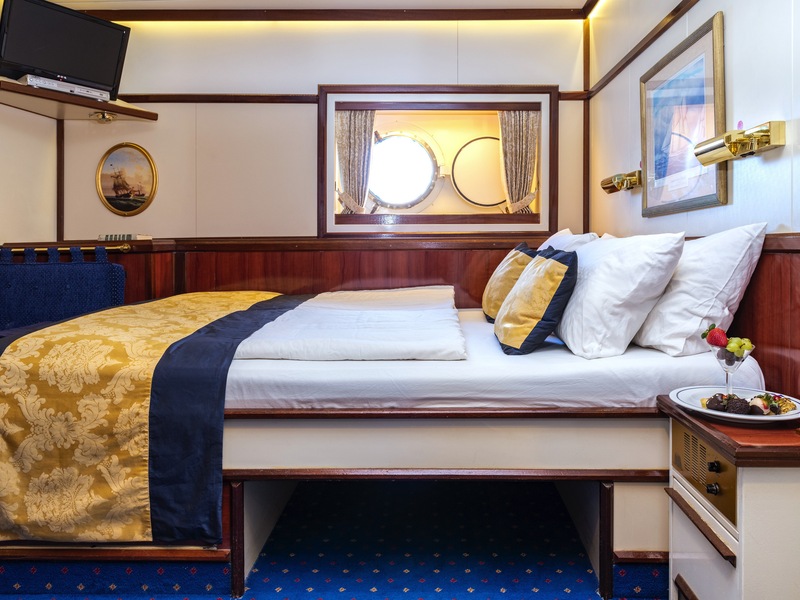 Category 2 - Large Outside Cabins